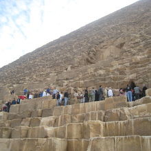 クフ王のピラミッド入口前