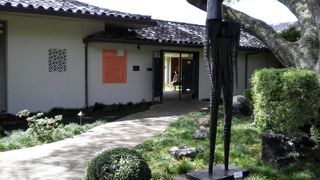 ホノルルを一望する高級住宅地マキキに位置する美術館です。しかし庭園を散歩するときは虫除け必持。