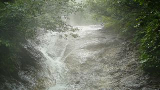 秘境！温泉の滝。サンダル持参で行きましょう