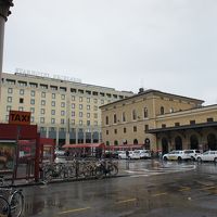ボローニャ駅の正面出口からホテルを撮りました。
