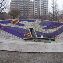 東京大空襲の犠牲者追悼碑は花で美しく飾られています