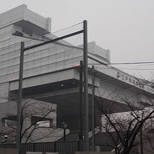 巨大な建物の外観