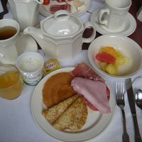 ビュッフェの朝食。パンケーキがうれしい