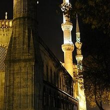 ブルー・モスク正面入口のあたりの夜景。街灯が少なく暗め。