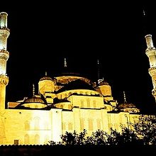 国鉄線近くから見上げてみたブルー・モスクの夜景。