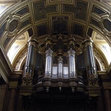 拝陣のパイプオルガン