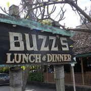 カイルアビーチパークのすぐそば“BUZZ'S”レストラン♪
