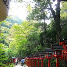 赤い灯篭のある風景