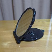 手鏡 ２９＄、日本では３，９９０円で売っていた。