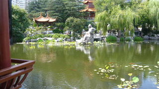公園内の一角にある施設だが意外と本格的な中国庭園