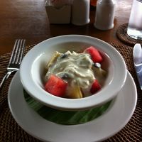 朝食のフルーツサラダ、これだけで結構お腹いっぱいになります