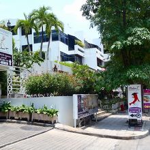 通りから見た感じ。