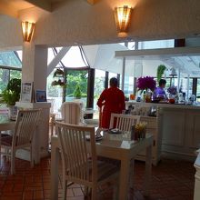 白を基調とした清潔感あふれる店内