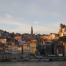 クレリゴス教会★向こう岸に見える中央の塔がそれです。