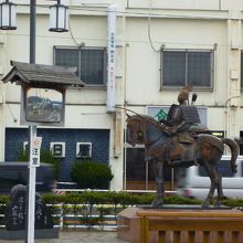 駅前の銅像