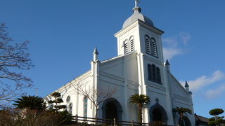 丘の上に建つ白亜の天主堂