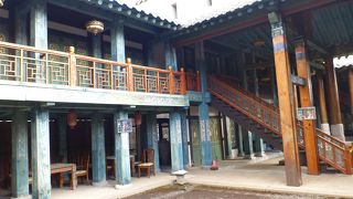 お金のかかった大規模なセットです。