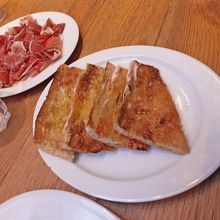 イベリアハム，ガーリックトースト付き17ユーロ