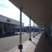 平日は閑散としていますが、バーゲン時期の土日はとても混みます