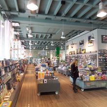 カフェも併設されており、充実したショップ