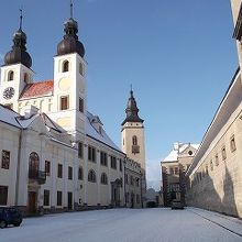 聖ヤコブ教会（奥・左）イエスズ教会（手前・左）
