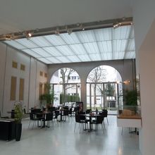 エントランス正面に展開するカフェ