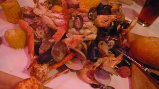 テーブルの上にシーフードが山盛り。食べ残しは持ち帰りに。