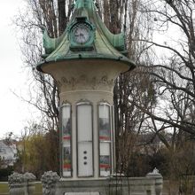 公園内にある時計台