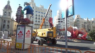 祭り前から爆竹が鳴る