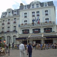 こちらレストラン部分。向って左手にホテルが接続しています。