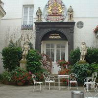 政治家であり文学者、シャトーブリアンを顕彰した中庭。