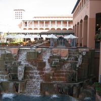 Hotel内にある滝