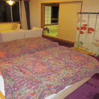 ベッドルーム、奥が和室になってます