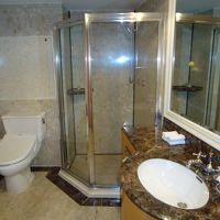 シャワーブースと洗浄便座があります。