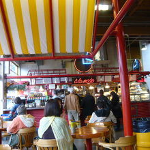 マーケット内の飲食スペース