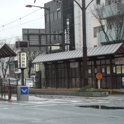 電車と平行して車が走るのは違和感があります