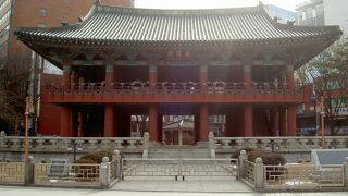 鍾路と南大門路の交差点に立つ鐘楼