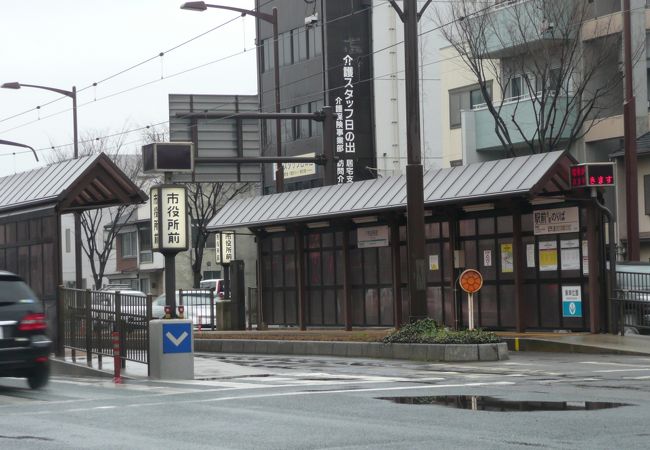 電車と平行して車が走るのは違和感があります