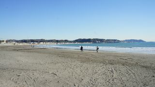 夏になると多くのサーファーが集まる海水浴場