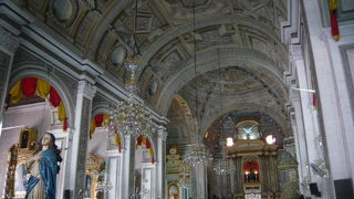 外観はサーモンピンクでも、内部は厳かでシック