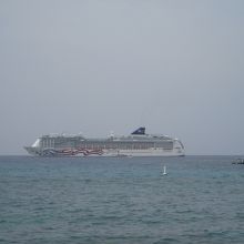 カイルア・コナの沖に停泊しているプライド・オブ・アメリカ号で