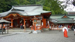 熊野那智大社・・・境内には国重文の建物もある世界遺産の神社です。台風の被害を受けたとのことですが。