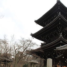 境内には三重塔があり、紅葉や桜との組み合わせも素敵です。