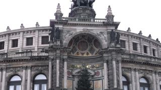 重厚で荘厳な歌劇場・・・