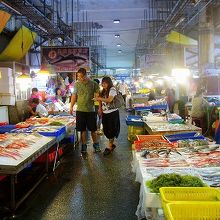 台湾随一の漁港、南方澳（ナンファンアオ）の魚市場