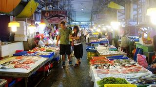 市場で買った魚を料理してくれる