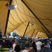 テントのあるマーケット