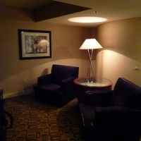 部屋に入るとまずソファと液晶ＴＶ