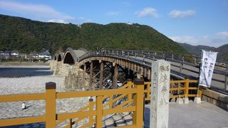 錦帯橋・・・岩国市といったら、やっぱりこれでしょう！知名度抜群の木造のアーチ橋です。