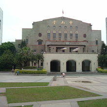 公園の中にひっそりとたたずむ記念堂。